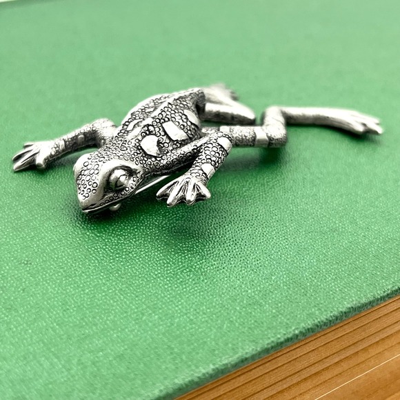JJ Frog Pin Brooch Silver Tone Pewter‎ Textured wiggle legs Animal Jewelry - Picture 1 of 8